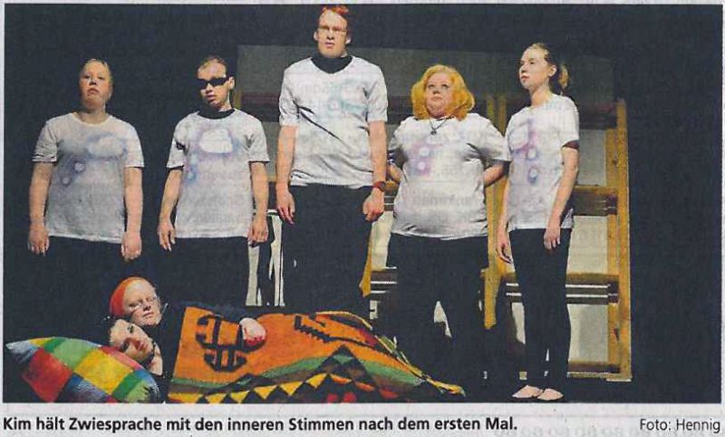 Foto aus einer Zeitung, wo Schüler auf einer Theaterbühne abgebildet sind.