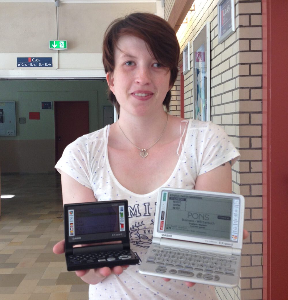 FOTO Anna mit 2 E-Wörterbüchern in der Berufsschule