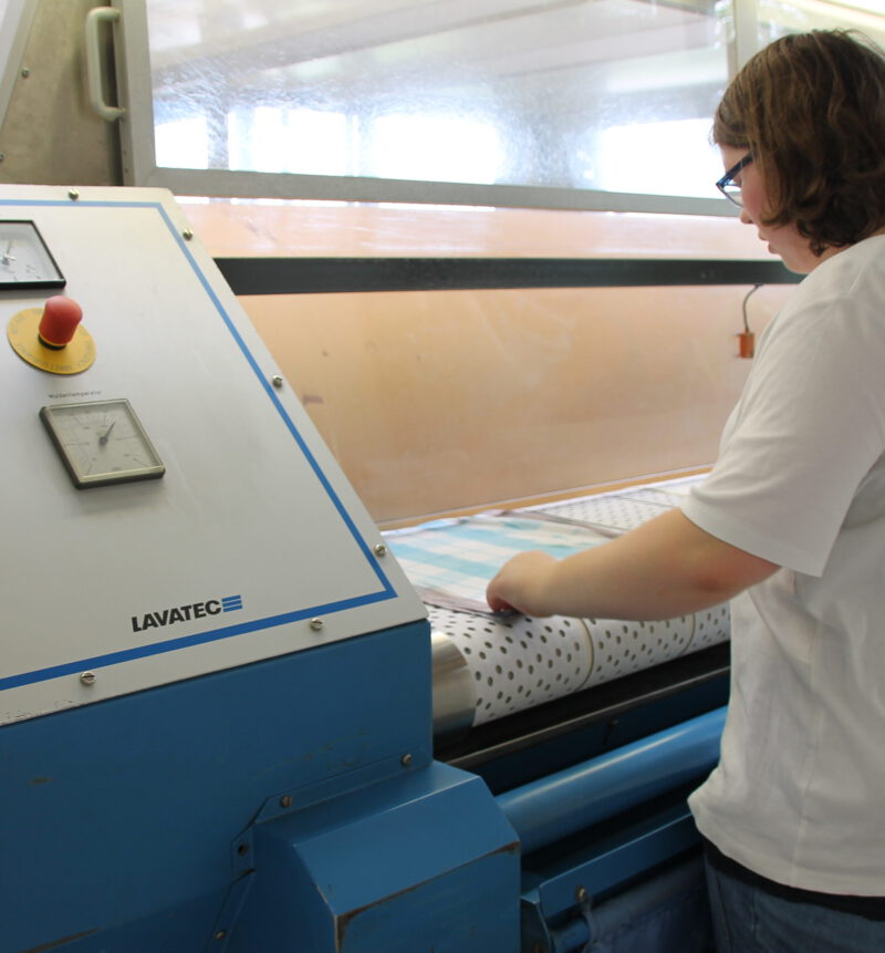 Anna in der Wäscherei – Landesförderzentrum Sehen, Schleswig