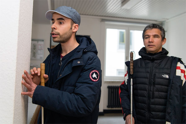 Ein Schüler wird von Juan Ruiz im Klick-Sonar geschult.