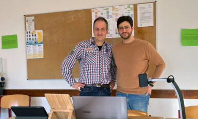 Herr Hilgers und Herr Krichewskij (LFS) stehen nebeneinander. Davor befinden sich auf dem Tisch technische Geräte und eine Tafelbildkamera.