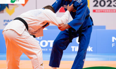 Plakat mit Hinweis auf das Onlineseminar "Einstieg in das Para Judo" am Donnerstag, 02.11.2023 von 18 - 19.30 Uhr. Anmeldung an neumair@dbs-npc.de. Abgebildet sind zwei Judoka in Aktion: Sie führen einen intensiven Kampf durch, während sie in ihren Judoanzügen mit schwarzem Gürtel gekleidet sind. Beide Sportler zeigen beeindruckende Techniken und Konzentration in diesem Wettkampf.