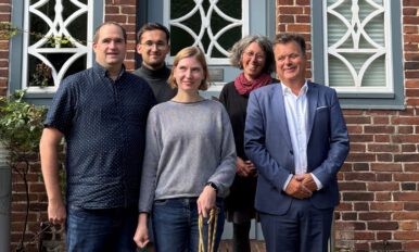 Vor dem Eingang zum Verwaltungsgebäude des LFS, von links nach rechts, vordere Reihe: 2. stellvertretende Leiter am LFS Björn Albrecht, die ehemalige Schülerin Alina Borowy mit Blindenhund, Jürgen Dusel, der Beauftragte der Bundesregierung für die Belange von Menschen mit Behinderungen; hintere Reihe: stellvertretender Vorsitzender der Elterngruppe Herrn Schmook und die kommissarische Leitung am LFS Nicole Hinsch-Tönnies