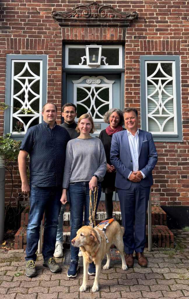 Vor dem Eingang zum Verwaltungsgebäude des LFS, von links nach rechts, vordere Reihe: 2. stellvertretende Leiter am LFS Björn Albrecht, die ehemalige Schülerin Alina Borowy mit Blindenhund, Jürgen Dusel, der Beauftragte der Bundesregierung für die Belange von Menschen mit Behinderungen; hintere Reihe: stellvertretender Vorsitzender der Elterngruppe Herrn Schmook und die kommissarische Leitung am LFS Nicole Hinsch-Tönnies