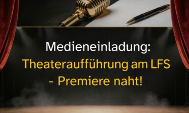 Dunkle Theaterbühne mit rotem Vorhang. Hinten Licht und Nebel. Vorne links goldenes Mikrofon, leeres Papier und Stift. Titel: Medieneinladung zur Theateraufführung am LFS – Premiere naht.