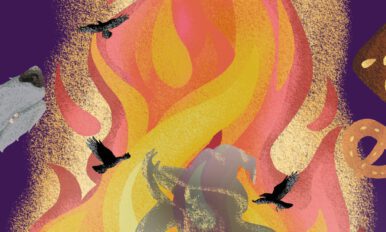 Illustration im Hochformat: Vor dunkelviolettem Hintergrund lodert eine große, bunte Feuerflamme. Darin und darüber fliegen schwarze Krähen. Unten steht eine geisterhafte, halbtransparente Figur auf einem runden Podest, seitlich sind angedeutete Essenssymbole wie Döner-Spieß, Apfel und Gebäck zu sehen.