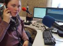 Interviews werden zum Teil telefonisch geführt und in die Sendung eingefügt. Schülerin sitzt telefonierend vor einem Mischpult
