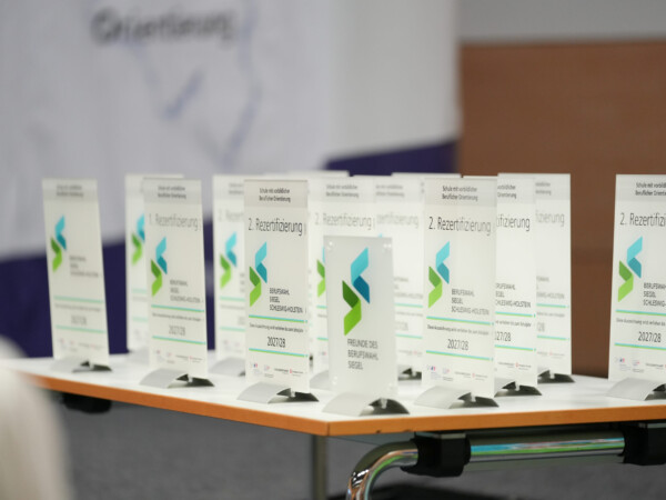 Mehrere Berufswahlsiegel, die auf einem Tisch platziert sind.