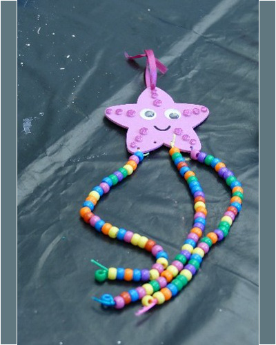 Eine bunte Perlenkette mit rosa Seestern-Anhänger
